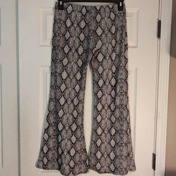 Black and Gray Snake Print Rib Knit Flare Pants Size L - Picture 3 of 4